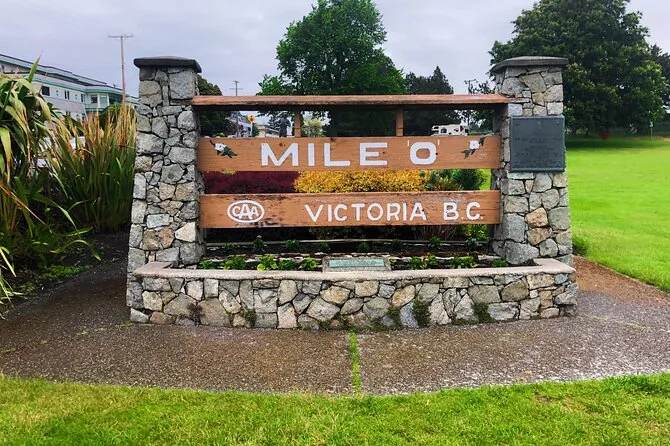 Ein Schild aus Stein und Holz mit der Aufschrift Mile 0 Victoria B.C. auf einer Wiese