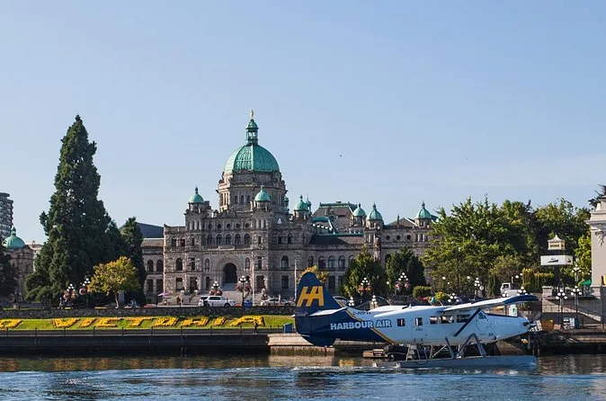 Un hydravion Harbour Air amarré dans l'Inner Harbour de Victoria sous les Parliament Buildings